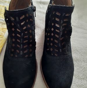 Blk ankle boots